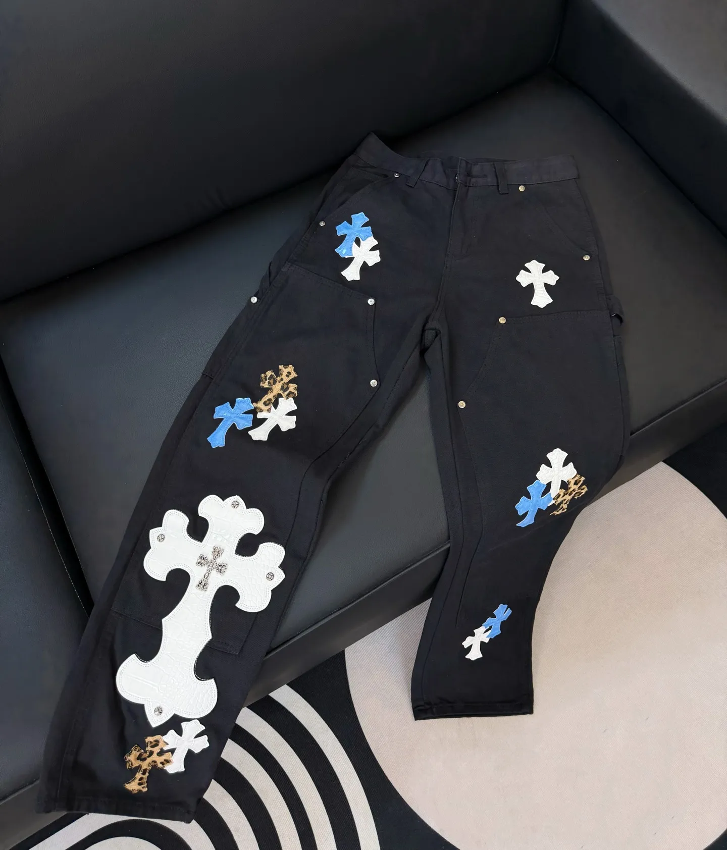 P300 Style number: D303 Chrome Hearts crocodile pattern leather jeans SIZE #28 30 32 34 36 Size reference # 28 waist 69 hips 97 pants length 102 30 waist 73 hips 101 pants length 104 32 waist 77 hips 105 pants length 106 34 waist 81 hips 109 pants length 108 36 waist 85 hips 113 pants length 110